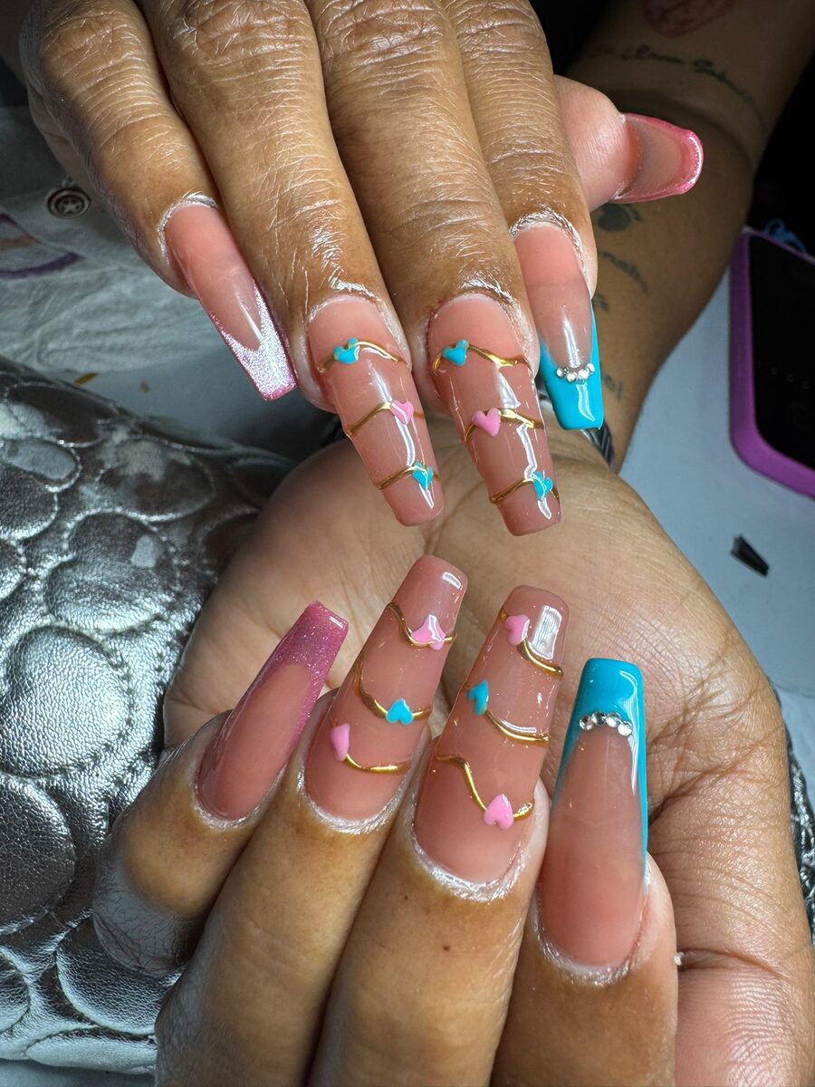 Uñas coffin con corazones y detalle dorado