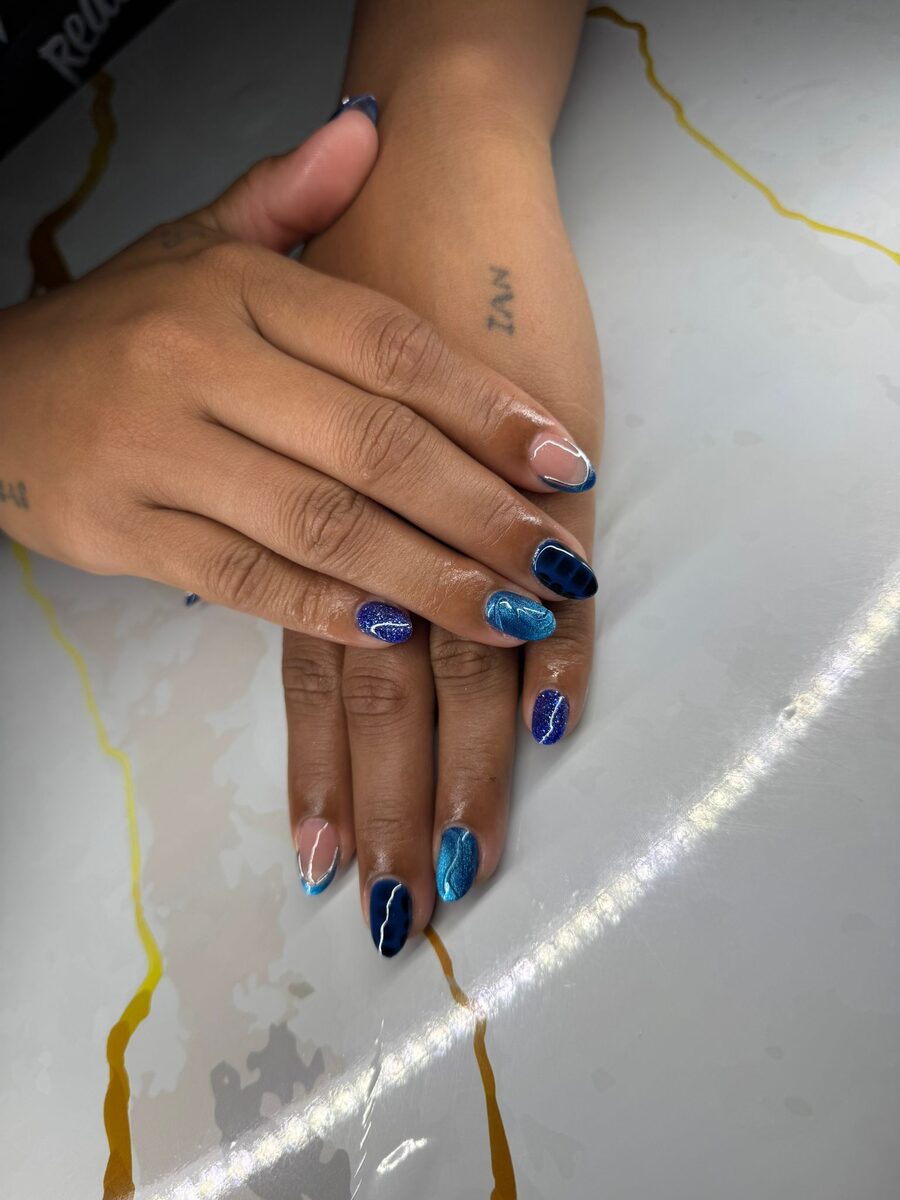 Uñas azul marino con glitter y mármol