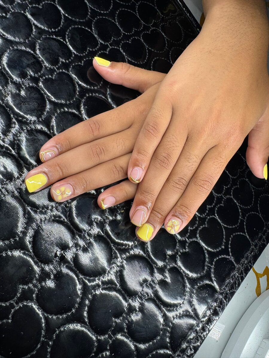 Uñas amarillas con líneas doradas