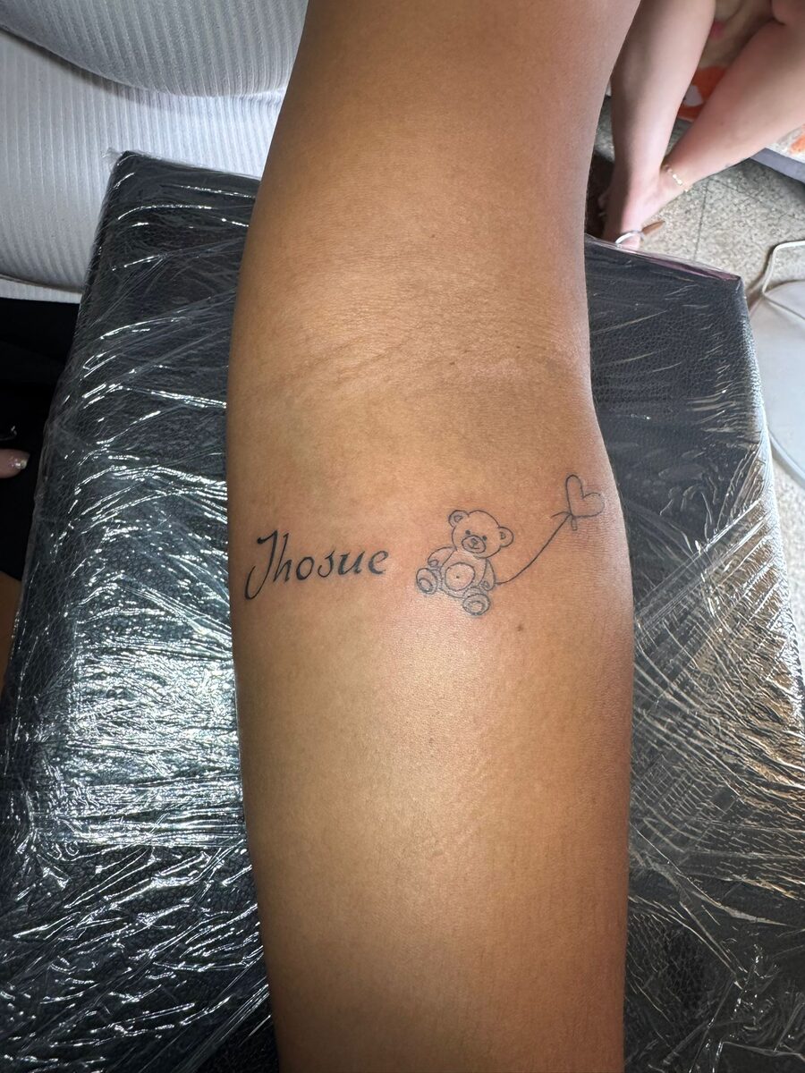 Tatuaje de nombre Jhosue con oso de peluche
