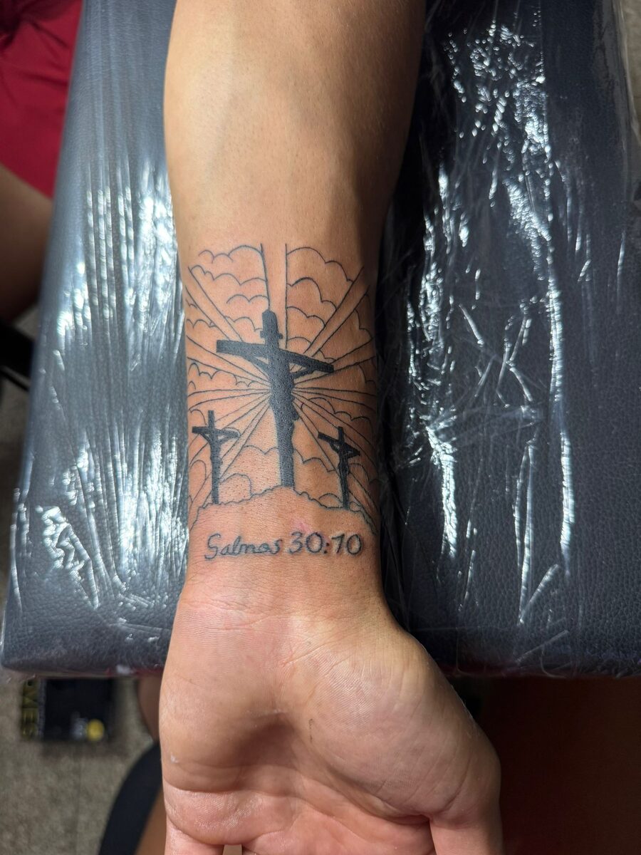 Tatuaje de cruces con Salmos 30:10