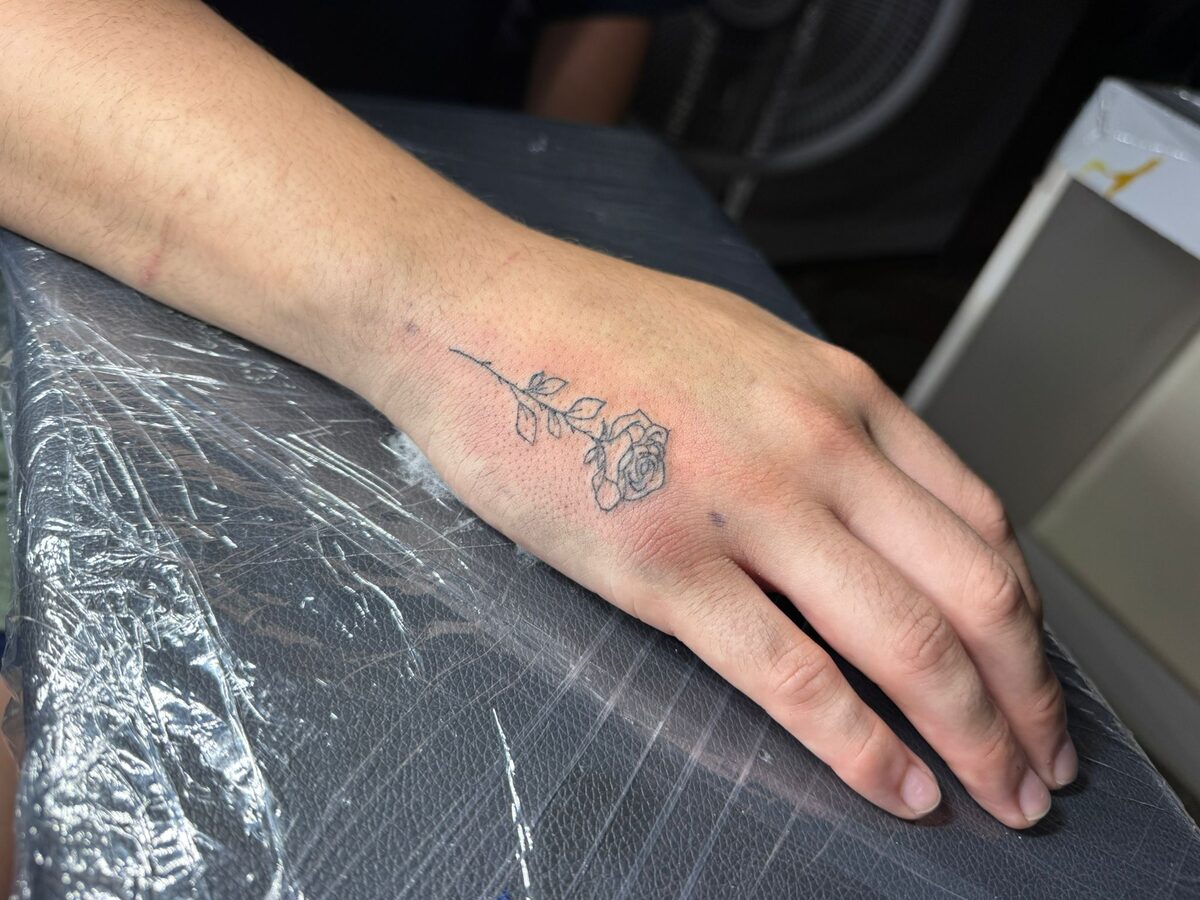Tatuaje de rosa en la mano